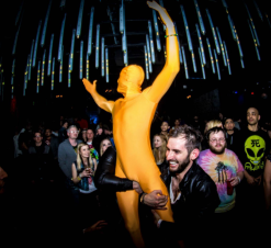 Orangenfarbiges Morphsuit -Kostüme für Männer Verkäufe m1 n o nov 20 1 1